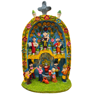 Objeto decorativo de cerâmica colorida com figuras humanas e flores, em forma de altar com crucifixo
