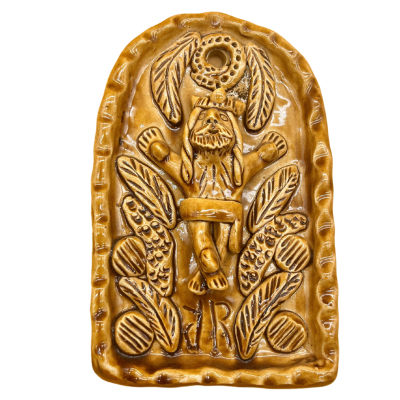 Relevo em cerâmica castanha com figura humana e elementos decorativos naturais