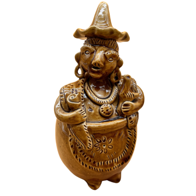 Escultura de cerâmica castanha detalhada em forma de figura humana