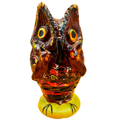 Escultura em cerâmica de coruja castanha e amarelo com olhos grandes e base amarela