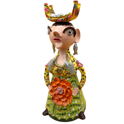 Estatueta cerâmica colorida de figura feminina com vestido verde, flores laranja e cesta amarela na cabeça