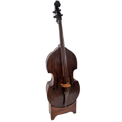 Contrabaixo de madeira escura com cravelhas pretas e pedestal de madeira