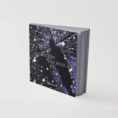 Livro com capa preta com padrão azulado e branco e texto visível.