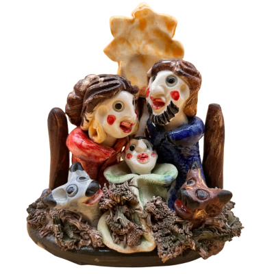 Escultura de barro pintada de família com duas figuras adultas, criança, dois animais e estrela ao fundo
