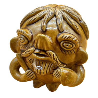 Escultura de cabeça de cerâmica castanha com detalhes gravados distintivos