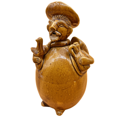 Estatueta em cerâmica castanha de homem com boina, pássaro e cesta