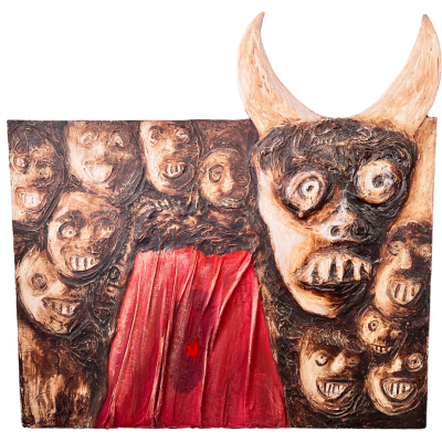 Escultura em madeira com rostos humanos e cortina vermelha