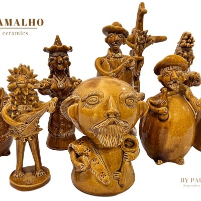 Figuras cerâmicas castanhas brilhantes com personagens variadas e texto de coleção.