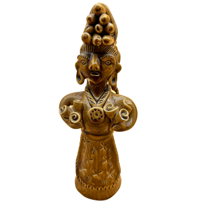 Escultura decorativa em cerâmica castanha de figura humana com penteado esférico e detalhes em relevo