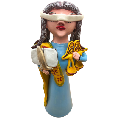 Estatueta feminina colorida segurando balança e livro com faixa nos olhos