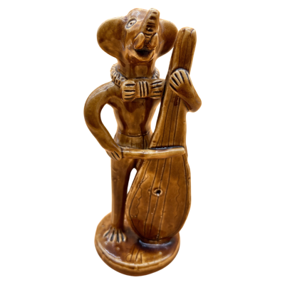 Figura em cerâmica de homem-elefante a tocar instrumento musical