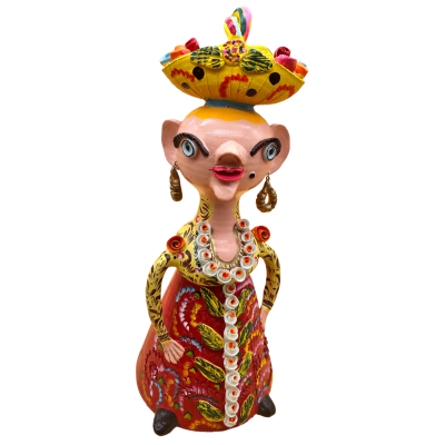 Estatueta colorida de mulher com vestido floral e chapéu decorativo