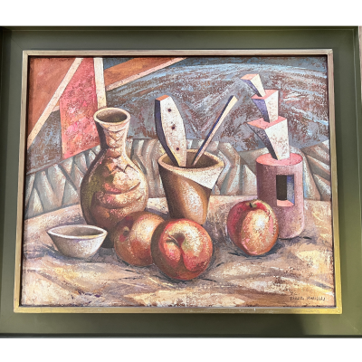 Quadro com natureza morta incluindo jarro, pilão, pêssegos, tigela branca e recipiente com cartas, em estilo geométrico.