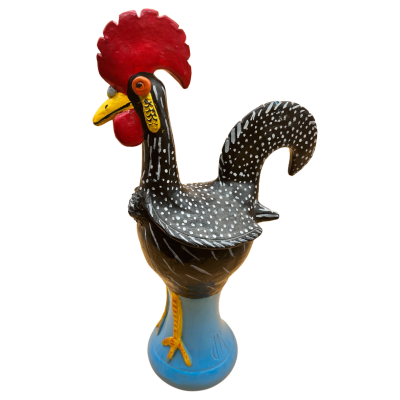Figura decorativa de galo colorido com base azul