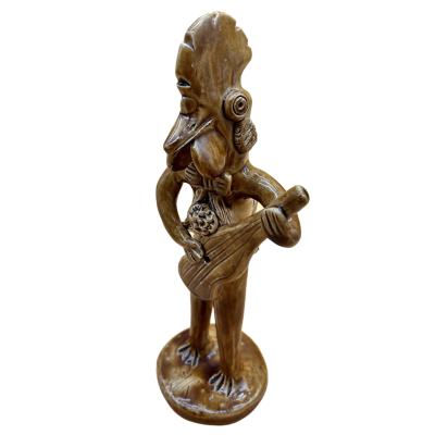 Escultura cerâmica castanha de pássaro com guitarra