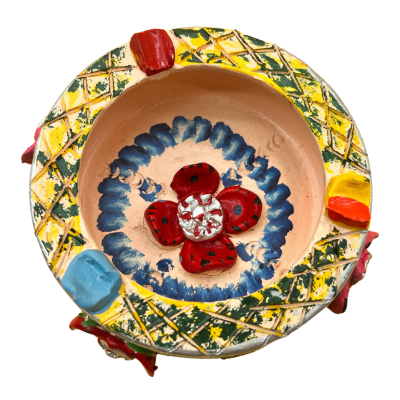 Cinzeiro de cerâmica colorido com padrão floral no interior e detalhes em cores vivas na borda