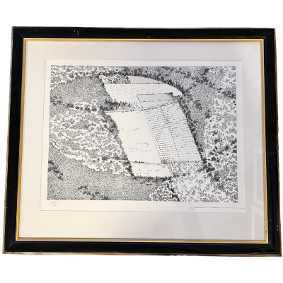 Quadro com desenho de paisagem rural em preto e branco, moldura preta com barra dourada