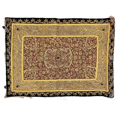 Tapete decorativo com padrão floral em tons vermelhos, dourados e pretos