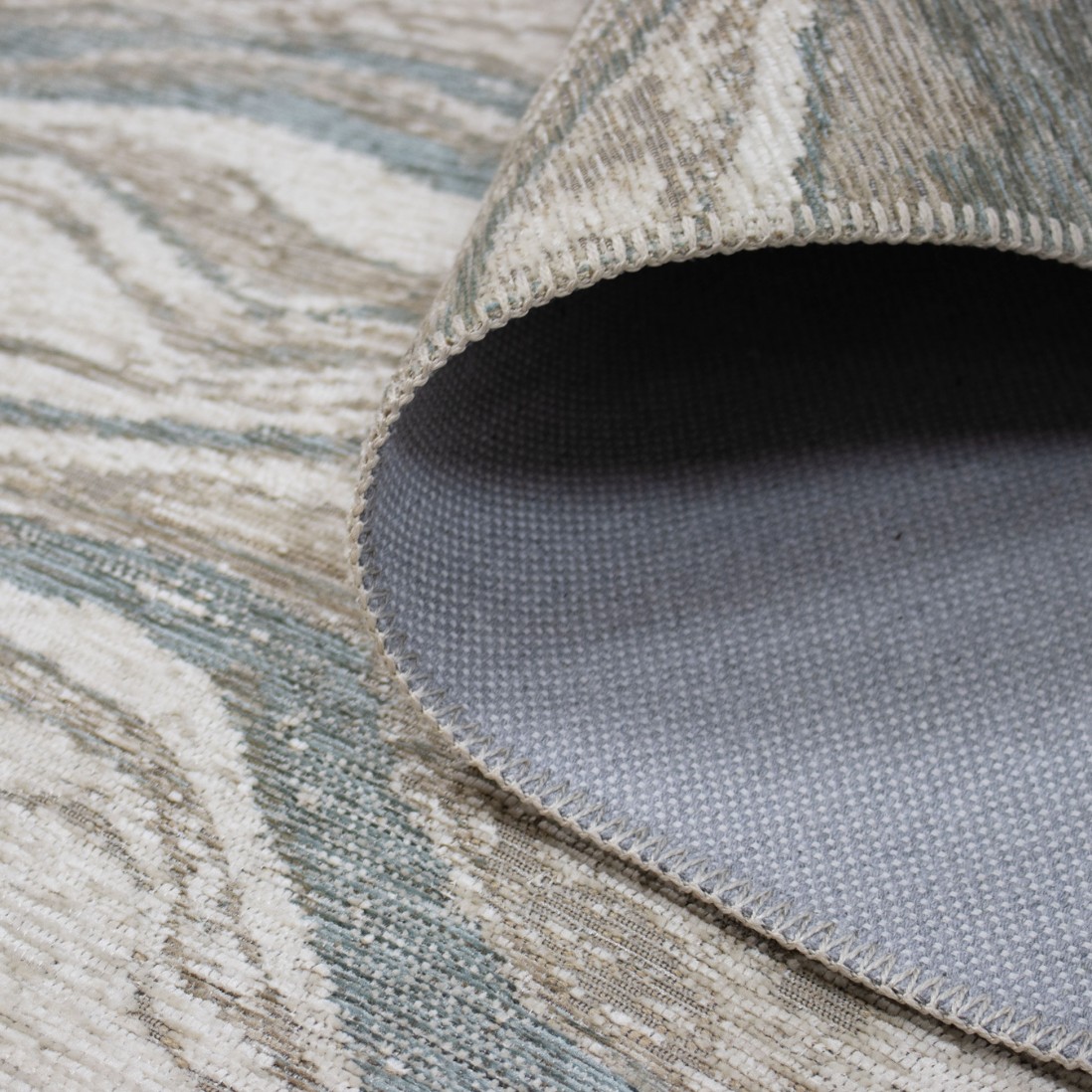 Tapete Adore Tapete com padrão ondulado azul e bege com ponta dobrada