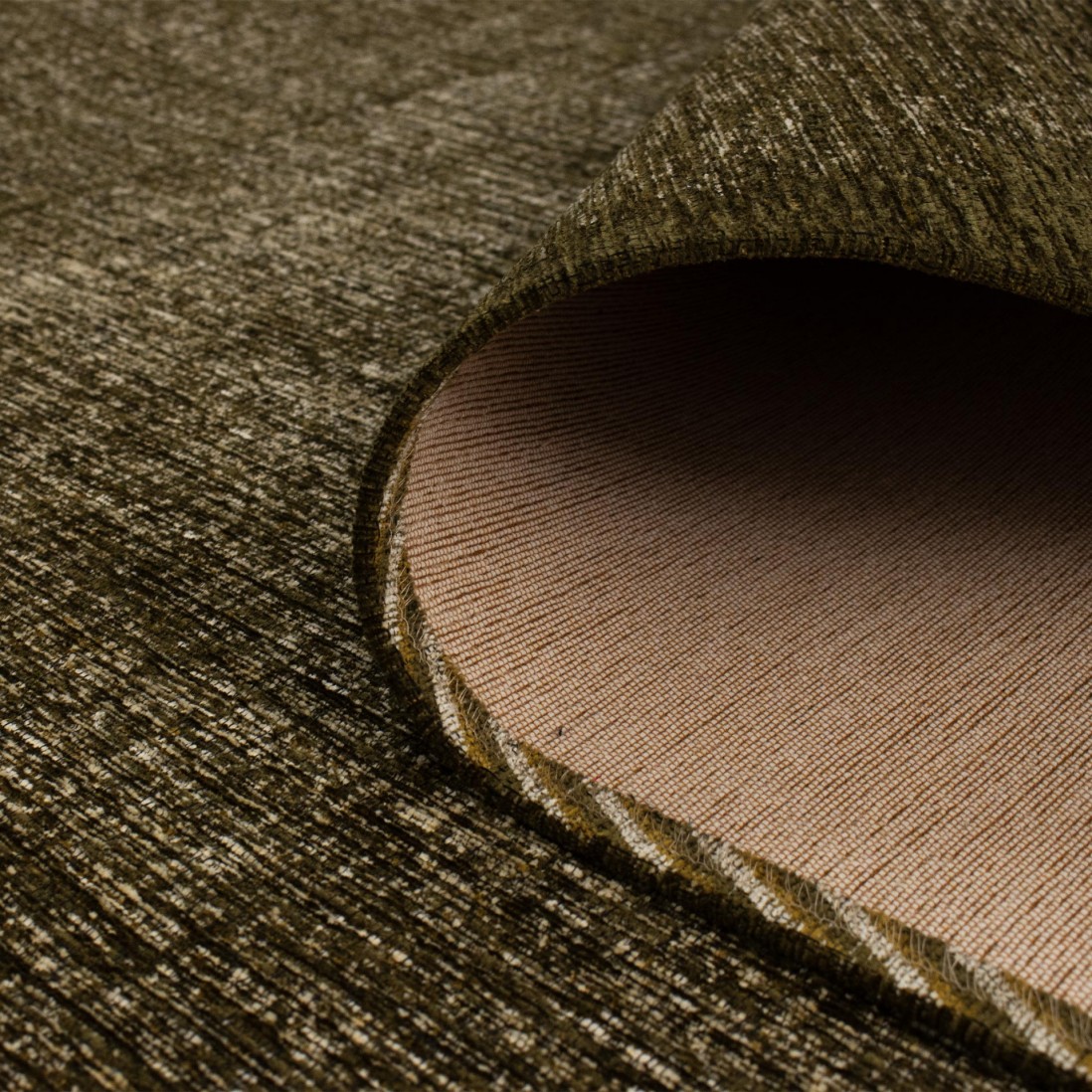 Tapete Burma Tapete castanho escuro com canto enrolado mostrando o verso liso castanho claro