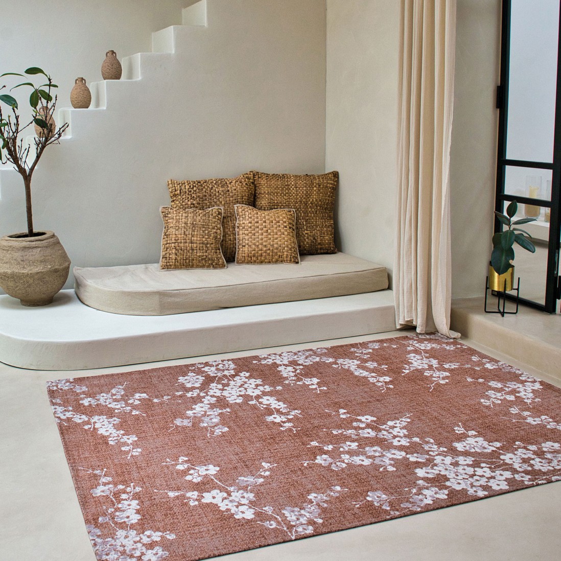 Tapete Almond Chenille Tapete castanho com padrão floral branco numa sala minimalista com almofadas e planta
