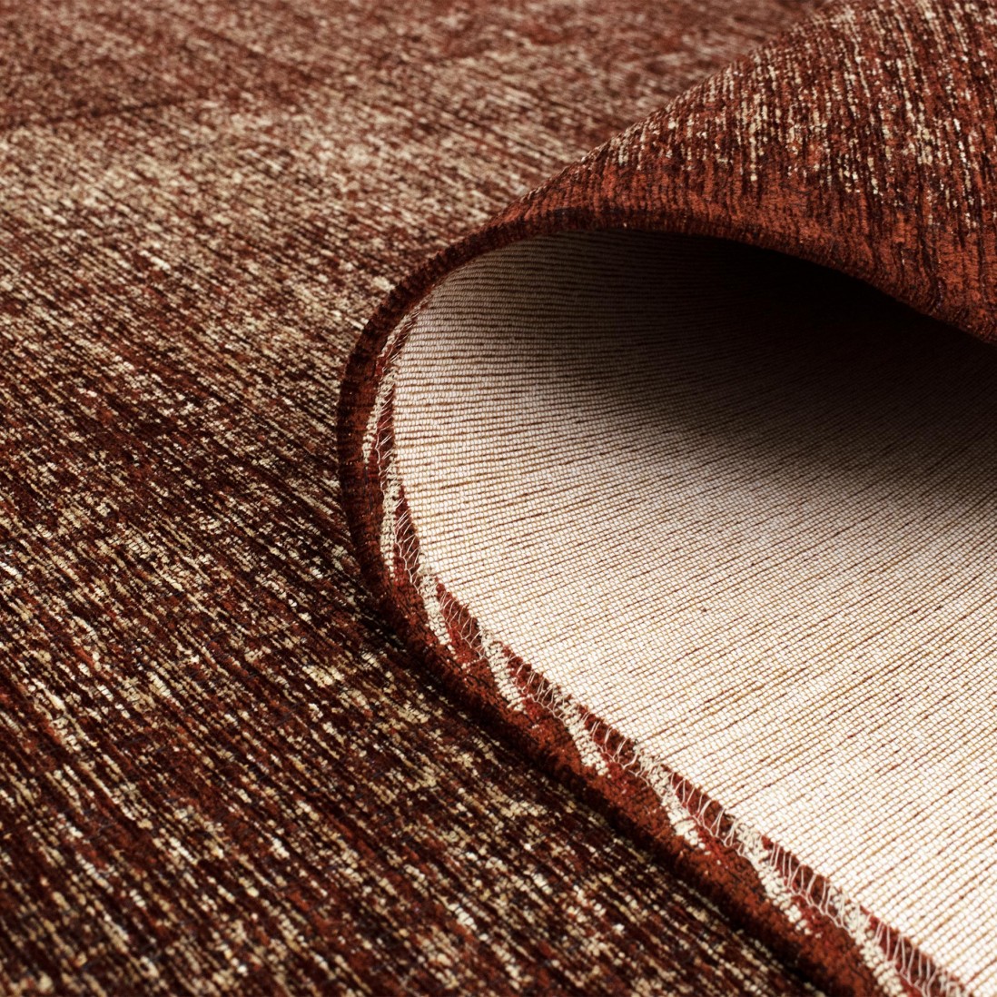 Tapete Burma Tapete castanho com padrão salpicado, dobra para mostrar verso bege liso