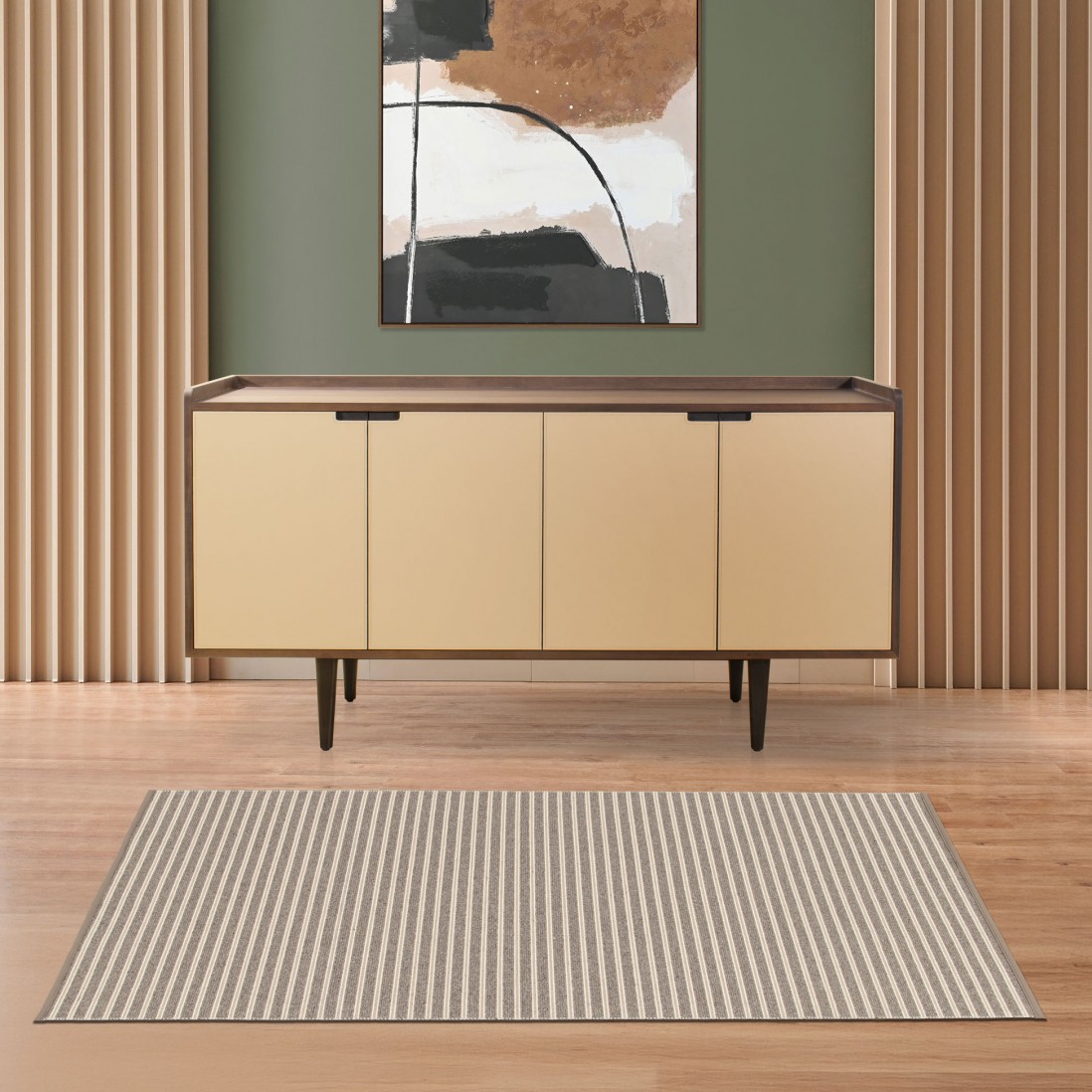 Tapete Wooly Aparador bege com tampo de madeira num ambiente interior com parede verde e quadro abstrato.