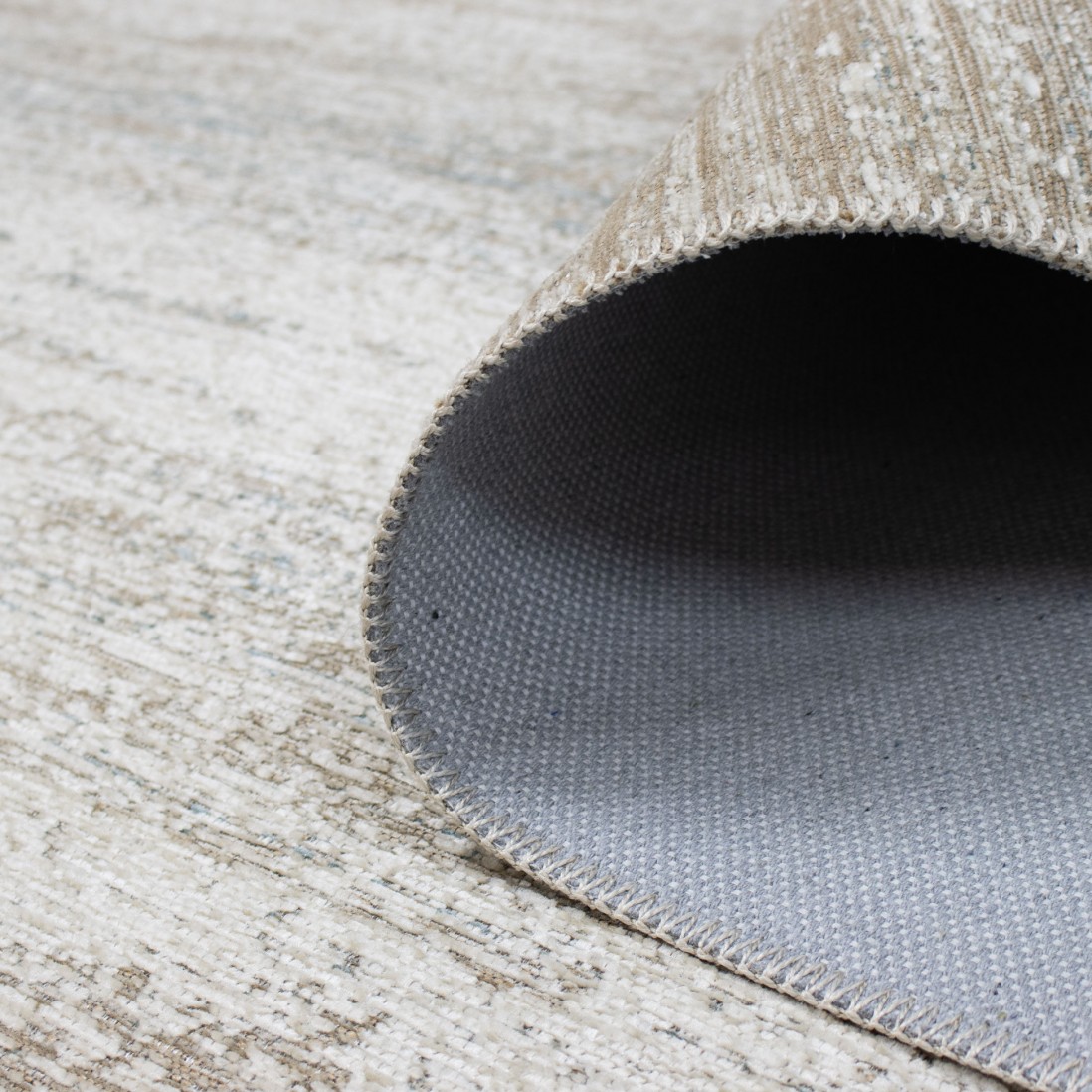 Tapete Adore Tapete bege e cinza claro com padrão texturado e parte inferior antiderrapante