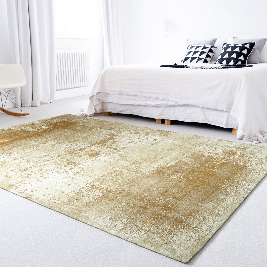 Tapete Moon Chenille Tapete bege e dourado em quarto com cama branca e almofadas geométricas