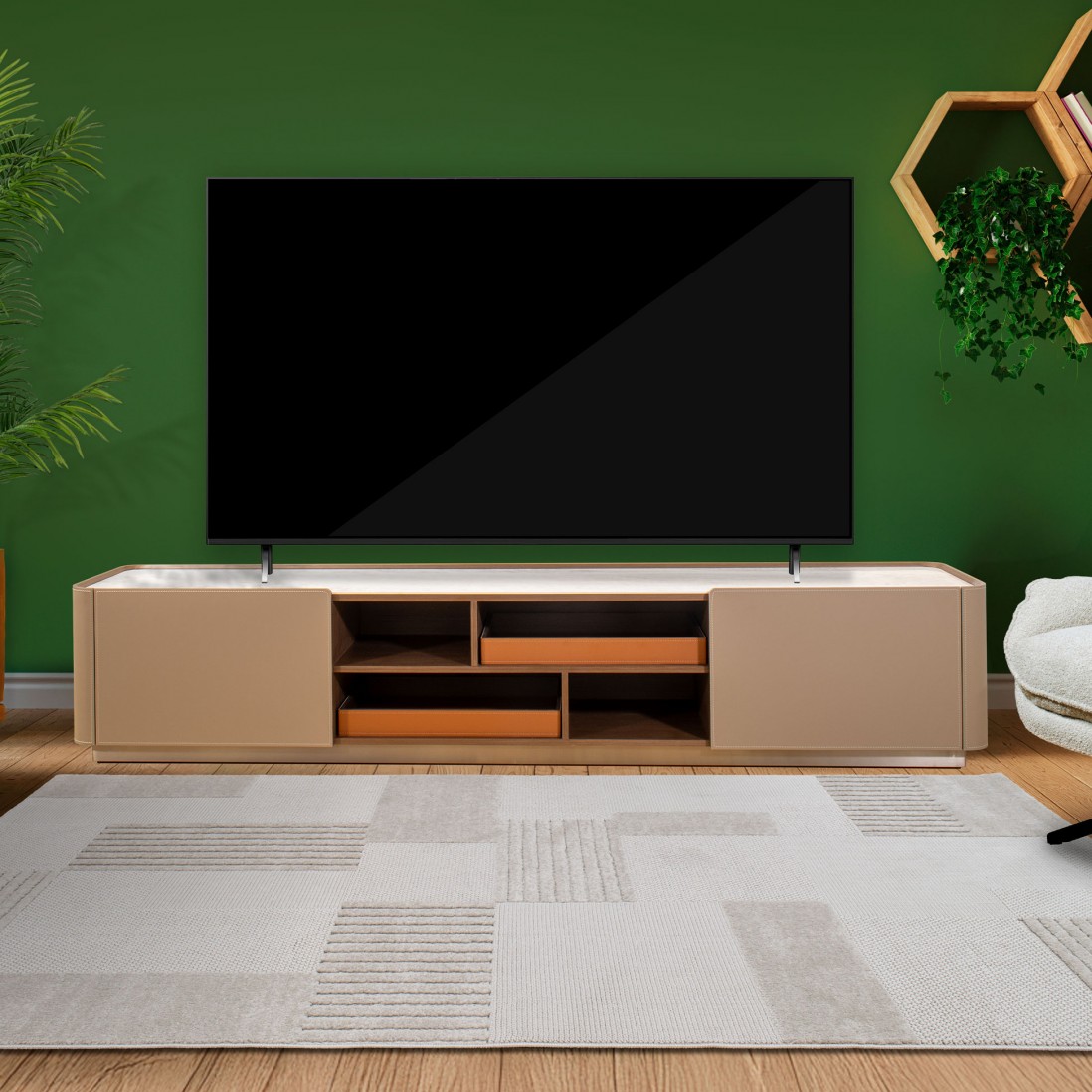 Móvel TV - Navis Móvel TV em madeira clara com televisão e decoração verde