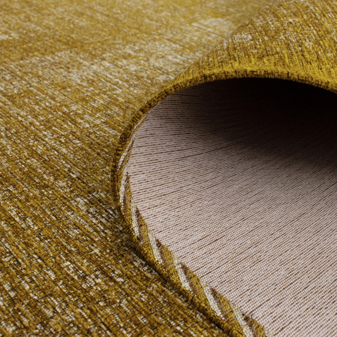 Tapete Burma Tapete amarelo mostarda dobrado mostrando o verso bege listrado