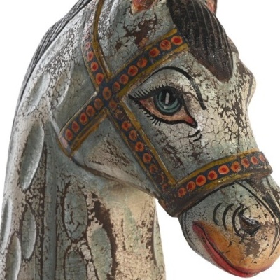 Estátua de madeira pintada representando a cabeça de um cavalo com textura rachada
