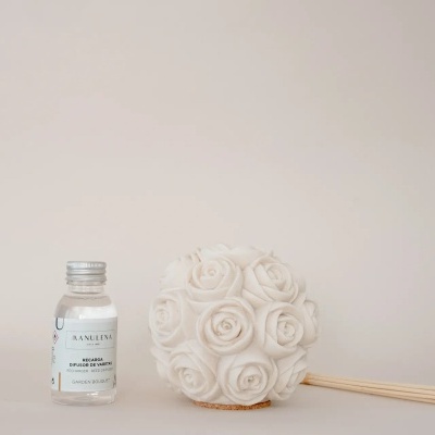 Frasco e difusor decorativo branco com varetas