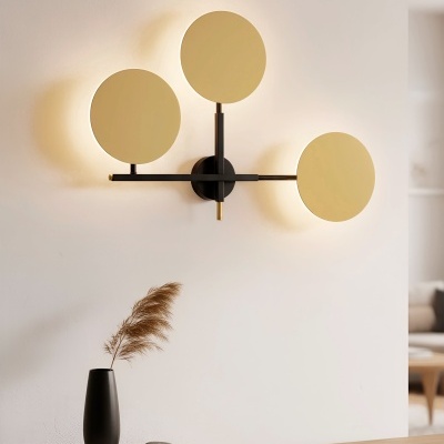 Candeeiro de parede moderno com discos dourados e estrutura preta