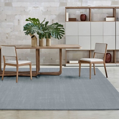 Conjunto de sala de jantar com mesa, duas cadeiras, tapete cinza, estante branca com madeira e vasos decorativos