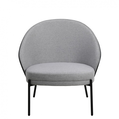 Cadeira cinzenta com estrutura preta e design arredondado