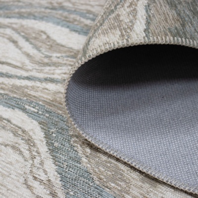 Tapete com padrão ondulado azul e bege com ponta dobrada