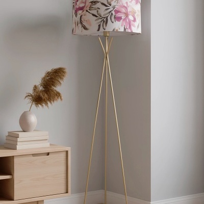 Candeeiro de pé com cúpula floral e base metálica dourada no canto de uma divisão