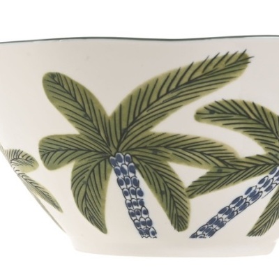 Tigela de cerâmica branca com padrão de palmeiras em verde e azul