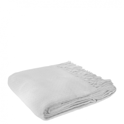 Manta branca dobrada com franjas