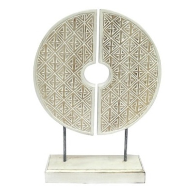 Escultura decorativa branca em madeira com padrão geométrico