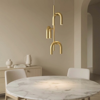 Mesa de jantar redonda tampo mármore branco com base dourada e cadeiras bege em sala moderna