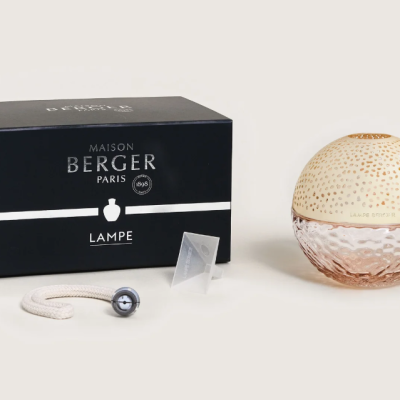 Conjunto Lampe Berger Paris com base de vidro rosa e tampa creme, embalagem preta.