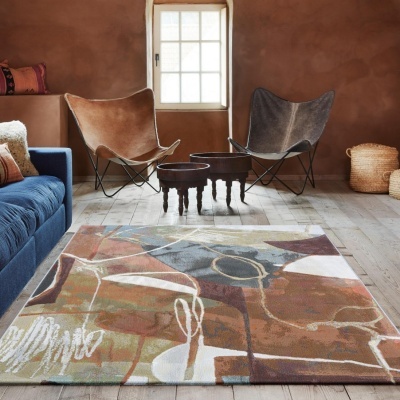 Tapete colorido com padrão abstracto num quarto com cadeiras butterfly e sofá azul