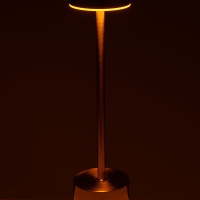 Candeeiro de mesa dourado com luz amarela quente