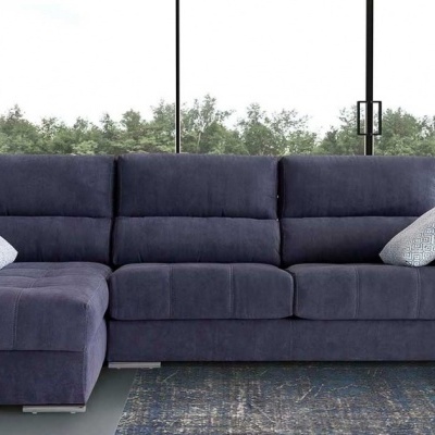 Sofá azul escuro com almofadas cinzentas em sala moderna com janela de vidro