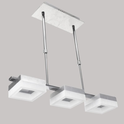 Candeeiro de tecto suspenso com três luzes quadradas brancas e estrutura metálica cromada