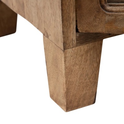 Pé de móvel de madeira castanha clara com textura natural