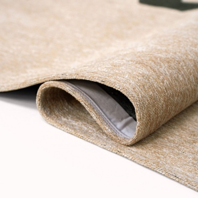 Tapete bege claro com textura suave, enrolado parcialmente