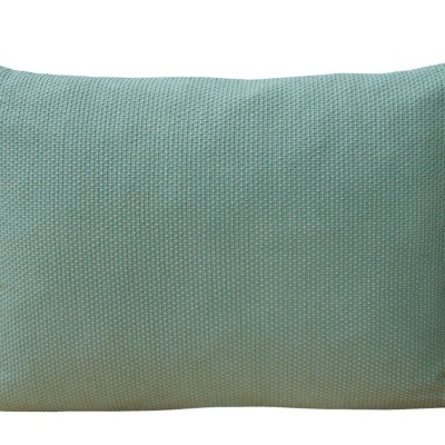 Almofada retangular verde-água de tecido com trama grossa
